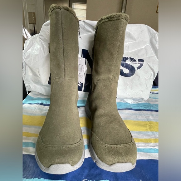 Winter Boots - Picture 9 of 9